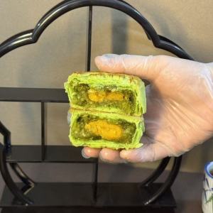 椰丝月饼Traditional Coconut & Salted Egg Yolk Mooncake  Old-Fashioned Pastry   Mid-Autumn Snack
