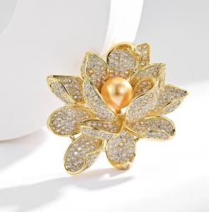 1Pcs Fashion Pin Elegant Flower Shape Brooch Shining Rhinestones Inlaid Faux Pearl Pin Suit Lapel Shawl Badge Coat Accessories