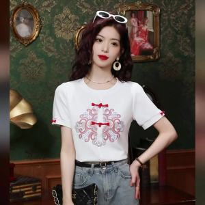 Ammin Phong cách Trung Quốc cổ tròn thiết kế khe bông Áo thun người phụ nữ 2024 mùa hè mới Trung Quốc cổ điển khóa đĩa tinh tế thêu hoa Áo Blouse thanh lịch