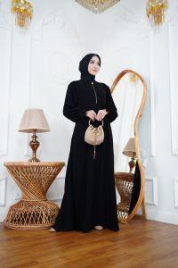 Alesya Muslim Abaya Hitam dengan Reseleting Dada untuk Sentuhan Modern
