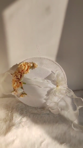 หมวกทรงแบนหมวกตกแต่งสวยงามมี Topi Bonnet เบาๆดอกไม้สีเหลืองเข้ากับทุกชุดสำหรับงานเลี้ยงน้ำชายามบ่าย