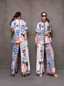 เสื้อทรงโอเวอร์ไซซ์ใส่ง่าย ดูแฟชั่นแบบมีสไตล์  • ลายพิมพ์ทั้งตัว งานต่อลายให้ลุคงานแพง  • ตัดขอบดีเทลขาวดำที่ปก เพิ่มความคมชัด  • แมตช์เป็นเซ็ตลุคแซ่บ หรือแยกใส่เดี่ยวก็ได้ลุคจัดเต็ม