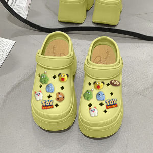 Zishop สุดคุ้ม รองเท้าแตะผู้หญิงแฟชั่น สายหัวโตเสริมส้นไม่ควรพลาด รุ่นนี้มากับความสูง 2.5 นิ้ววัสดุยางน้ำหนักเบาใส่เดินง่ายพื้นนิ่ม มี 5 สีให้เลือกติดคู่กับชุดตัวติดการ์ตูนที่แถมให้เข้ากันกลมกล่อม