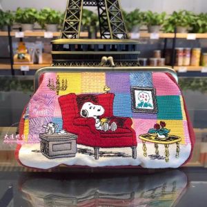 Cute Cartoon Embroidered Kiss Lock Frame Purse Vintage Metal Clasp Multi Function Mini Coin Purse Cosmetic Makeup Bag Portable Small Storage Pouch for Women Girls Daily Travel Shopping Casual Use