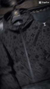 CZ HOME  เสื้อเเขนยาว เสื้อคลุมเเฟชั่นใหม่ล่าสุด มีฮู้ดใหม่ล่าสุด กันฝน กันน้ำ มีกระเป๋ามีซิป เนื้อผ้าดีมีคุณภาพไม่ร้อน ไม่ระคายเคียง