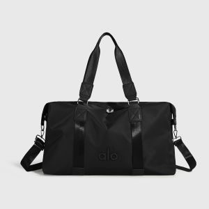 Túi thể thao ALO Yoga chất liệu nylon có thể tháo rời dây đeo dùng làm túi xách hoặc túi đeo chéo.