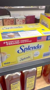 Đường Ăn Kiêng Splenda No Calorie Sweetener 1000 Gói (1.000G) - là đường có không có calo là một lựa chọn hoàn hảo để thay thế cho đường thông thường để làm ngọt cà phê trà đồ uống khác bột yến mạch trái cây.. đặc biệt phù hợp cho người ăn kiêng.