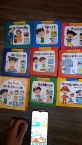 [HCM] THƯ VIỆN HÌNH ẢNH ĐẦU TIÊN CHO BÉ VỀ HÀNH ĐỘNG CẢM XÚC - MY FIRST PICTURE BOOK VERSIO. BỘ THẺ BÌA CỨNG TRANH CHO BÉ PHÁT TRIỂN TRÍ THÔNG MINH