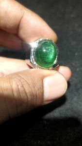 Batu Cincin Jambrut Cristal Kalimantan: Desain Unik & Bahan Berkualitas