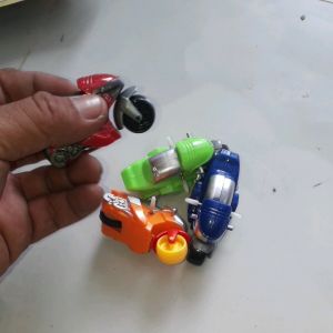 Một chiếc siêu xe mô tô chạy chớn bằng nhựa rất đẹp V12c