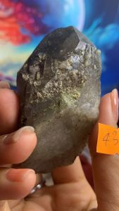 Tinh thể đá Thạch Anh khói Smoke Quartz có mọc rêu năng lượng vũ trụ mã 437