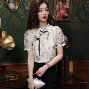 Ammin 2024 mùa hè cổ điển chinoise nút cổ áo ngắn tay áo voan người phụ nữ phong cách vẽ tay in hoa áo blouse thanh lịch
