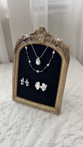 Elegant Display Stand Vintage Design Flannel Cushion Resin Material Necklace Earring Organizers Decorative Frame