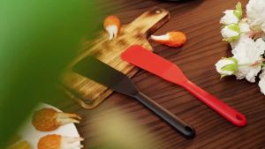 2 Pieces Crepe Spatula Silicone Narrow Skinny Flipper Long Heat Resistant Cooking Pancake Spatula Non Stick for Cooking Egg Burgers Pizza Pancake Steak Omelet(Black)