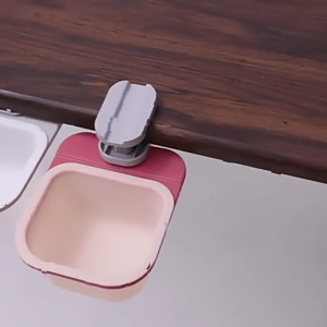 Thùng rác xoay màu đen tinh tế cho bàn làm việc với kẹp cạnh an toàn để tối đa hóa Thùng rác mặt bàn phía trước