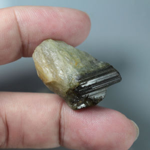 53.40 ct ก้อนทัวร์มาลีน (Rought Green Tourmaline) สีเขียว