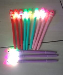 Pulpen Lampu Disko Karakter Melodi - 1 Pack Isi 12 Pcs (COD) - Terlaris di Toko Kami - Tombol On/Off - Cocok untuk Pelajar, Mahasiswa, dan Kantoran - Tinta Gel Hitam - Ujung Pulpen Ketebalan 0.5 (EXPORT)