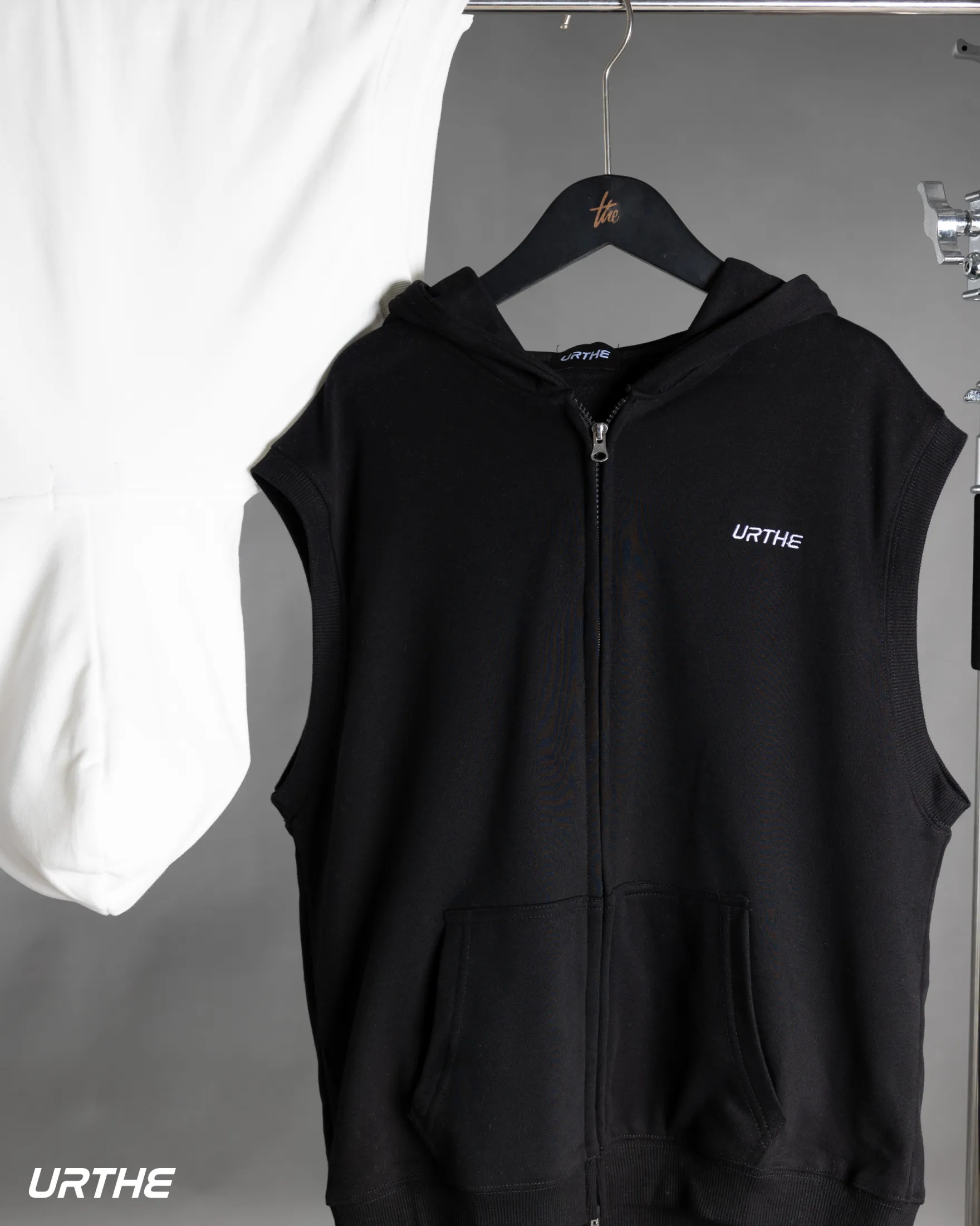URTHE - เสื้อฮู้ด เเขนกุด รุ่น SLVL HOODIE สีดำ สีขาว