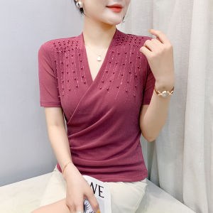 YIMEI เสื้อตาข่ายเพชรเทียมคอวีเสื้อยืดสีแดงกุหลาบเสื้อแขนสั้นสำหรับหน้าร้อนหรูหราสำหรับผู้หญิงใส่ในฤดูร้อน2025สไตล์ใหม่เอวอัดพลีทไซส์พิเศษเสื้อเชิ้ตตัวเล็ก