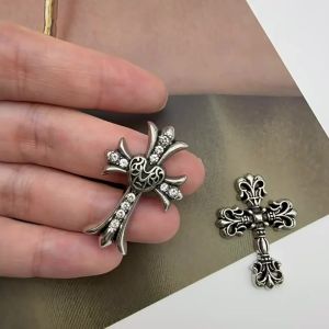 Nút charm logo Chrome Heart mạ bạc chỉ dùng để dán điện thoại ví quần áo.