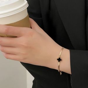 OYJR สร้อยข้อมือสแตนเลสผู้หญิง ใบโคลเวอร์ กำไลข้อมือโซ่ Clover จี้เครื่องประดับหรูหรา 2022