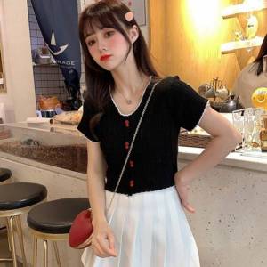 Panda.shop - เสื้อไหมพรม ครอปแขนสั้น คอวี เเต่งกระดุมหน้า มีหวานๆ 7สี #A111