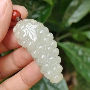 Semi Icy Natural Type A Jadeite Pendant Necklace crafted with Grapes symbols of A huge profit suitable for businessmen certificate weigh 19.72 grams 44.8 * 19 * 13.3 mm (pendant161)