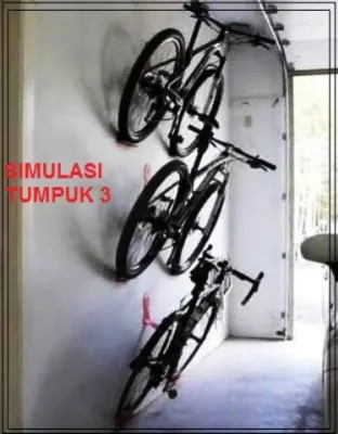 Gantungan sepeda ke Dinding tersusun rapi dengan penahan Ban