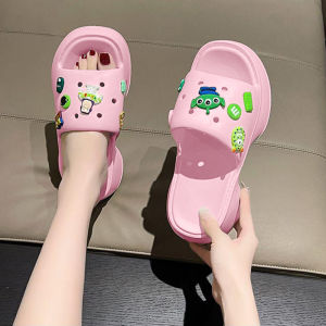 NQshop มาแรงมาก รองเท้าแตะแบบสวม เสริมส้นหนาใส่สบาย ใส่แล้วไม่หนักเท้า แถมตัวติดให้ด้วย คุ้มราคามากแม่ มี 4 สีให้เลือกตำ ชอบสีไหนรีบจัดก่อนของหมดกันน้าาา