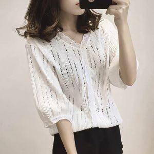 เสื้อเบลาส์สีพื้นแขน 5 ส่วน เสื้อเชิ้ตลูกไม้สตรี คอวีทรงหลวม ลายสวย ผ้าดี งานคุณภาพ ใส่สบายไม่อึดอัด