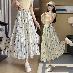 AMMIN กระโปรงลดรอบเอวทรงเอพิมพ์ลายโบว์ใหม่สำหรับฤดูร้อน2024กระโปรงยาวผ้าชีฟองทรงเอแบบจีบสไตล์เกาหลีสำหรับผู้หญิง