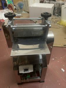 Máy lạng da heo thành 3 miếng mỏng như tờ giấy máy lạng bì heo 100kg/h