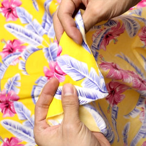 ผ้าเมตร ผ้าหลา ผ้าคอตต้อน ลายดอกชบาและใบกล้วย 44 นิ้ว หน้ากว้าง ลูกดำ 100%