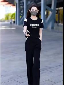 ㊖ ชุดกีฬาลำลองสีตัดกันเสื้อแขนสั้นผู้หญิง 2024 ใหม่สไตล์ตะวันตกเอวกางเกงขากว้างกระชับสัดส่วนชุดสองชิ้นอินเทรนด์