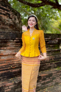 เสื้อไหมสี่เส้น ชายระบาย แต่งลูกไม้ งานคอวี แขนยาว กระดุมผ้า ใส่ไปวัดทำบุญสวยมาก