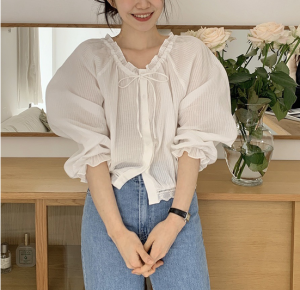 พร้อมส่งจากไทย : เสื้อเชิ้ตสีขาวตกแต่งระบายผูกเชือกน่ารักๆ [H21]