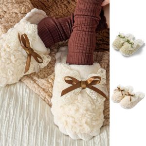 THANKSKY การ์ตูนลายการ์ตูน รองเท้าแตะผูกโบว์กำมะหยี่ กันลื่น โบว์น๊อต รองเท้าแตะอุ่นหนา ลำลองแบบสบายๆ รองเท้าใส่ในบ้าน รองเท้าแตะขนแกะปะการัง ฤดูหนาวในฤดูหนาว