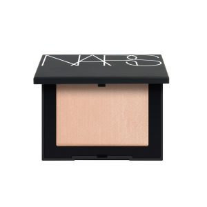 NARS Light Reflecting™ Setting Powder : Pressed - Bedak Padat yang lembut untuk mengunci makeup dengan hasil translucent untuk menutup pori pori diperkaya dengan vitamin E dengan Glycerin