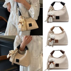XSDDSF แฟชั่นสำหรับผู้หญิง กระเป๋าสะพายไหล่สไตล์ทอ จุได้มาก ง่ายๆ กระเป๋าสะพายข้างพร้อมจี้หมี แบบพกพาได้ ลำลองแบบสบายๆ แฮนดากถักฟาง สาวๆ