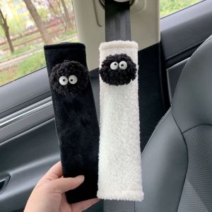 QMTJSH ลูกบอลถ่านหินน้อย ที่หุ้มเข็มขัดนิรภัยในรถยนต์ สีดำสีขาว สะดวกสบายสบายๆ แผ่นรองไหล่เข็มขัดนิรภัย ยานยนต์สำหรับรถยนต์ คาวาอิ ตัวป้องกันเข็มขัดนิรภัย อุปกรณ์ตกแต่งภายในรถยนต์