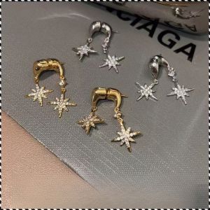 Star-shaped earrings with a reversible design. Simple and elegant. Made of metal. Perfect for expressing your own unique style.