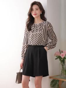 Ammin phong cách Hàn Quốc Áo lụa in sọc rộng dễ phối 2024 phong cách cá tính dài tay cổ chữ V tay áo phồng áo sọc