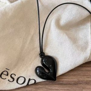 GUERBEIS Vòng cổ mặt dây chuyền trái tim tối giản với dây màu đen điều chỉnh thanh lịch và linh hoạt cho trang phục hàng ngày