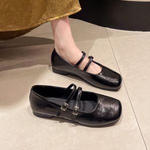 Fashione Living【จัดส่งที่รวดเร็วจากกรุงเทพ】รองเท้าแมรี่เจนส้นเตี้ยผู้หญิง หัวเหลี่ยม สีน้ำตาล สีดำ และสีเงิน เก๋ไก๋ ใช้งานได้หลากหลาย เหมาะกับทุกสไตล์