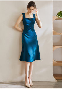 Đầm hai dây bảng  to màu xanh xẻ trước cổ vuông