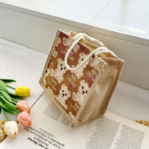 QFDI กระเป๋าหมีน้อยผ้าลินินสาวออกไปกระเป๋าถือ Ins ญี่ปุ่นขนาดเล็กกระเป๋านักเรียนแฟชั่นกระเป๋าสะพาย กระเป๋าถือ กระเป๋าโท้ท น่ารัก