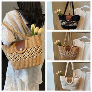 ETIONS กลวงออก กระเป๋าฟางทอ จุได้มาก ปุ่มปุ่มสำหรับผู้หญิง กระเป๋าสะพายไหล่ถัก วันหยุดพักผ่อนพักผ่อน กระเป๋าทรงถัง ถุงใต้วงแขนถัก สาวๆ