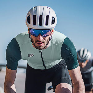 Santic WM3C02224: A Breathable & Reflective Cycling Jersey for Men