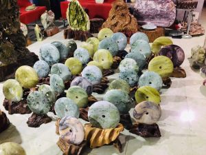 Cầu bi đá tự nhiên màu vàng đường kính 12 cm cho người mệnh Kim và Thổ đá tự nhiên canxite Việt Nam