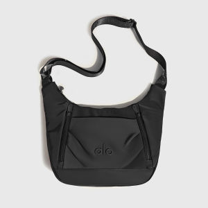 Túi đeo chéo ALO Yoga Hobo chất liệu nylon kiểu dáng hình bán nguyệt có dây đeo vai điều chỉnh được phù hợp với trang phục thường ngày.